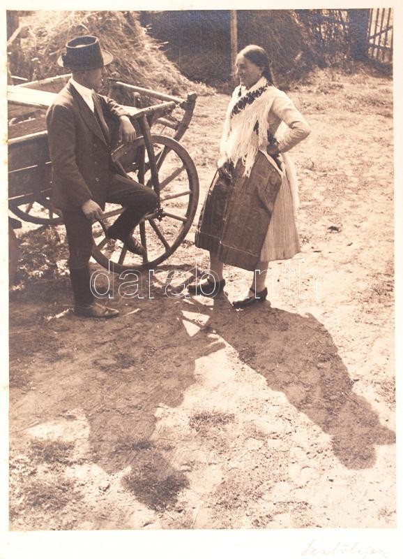 1930 Szabó Lajos (Újpest): Beszélgetők, magyaros stílusú, aláírt vintage fotóművészeti alkotás, kartonon több sérüléssel, 23,5x17,5 cm, karton 49x32 cm