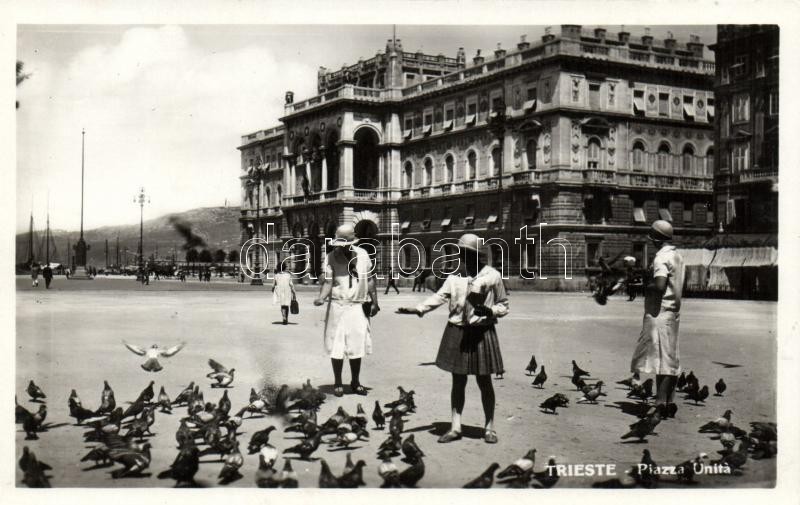 Trieste, Piazza Unita / square, feeding the doves