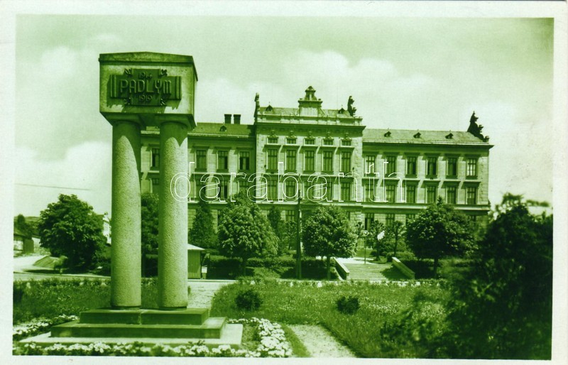 Velké Mezirici gimnázium és háborús emlékmű, Velké Mezirici grammar school and war memorial