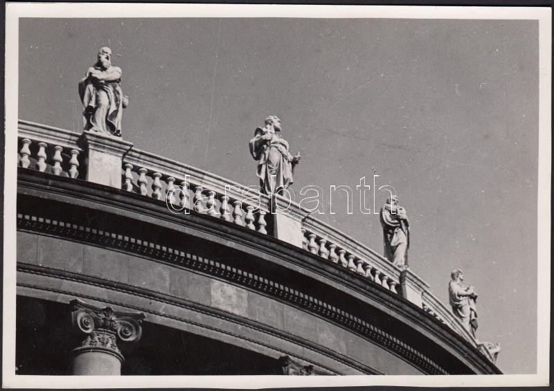 1930-1935 Kinszki Imre (1901-1945): Budapest, a Szent István Bazilika szobrai. Vintage fotó, szerzői pecséttel jelzett, 12x17cm