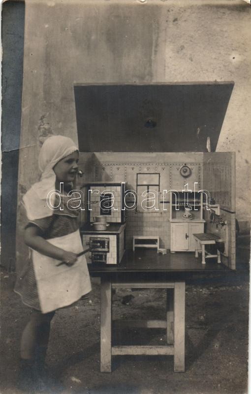 Girl with little kitchen, Oslany, photo, Lány játékkonyhával, fotó