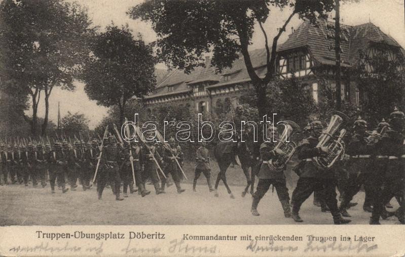 Döberitz Truppen Übungsplatz, Kommandantur mit einrückenden Truppen ins Lager / military parade ground
<br/>	
<br/>