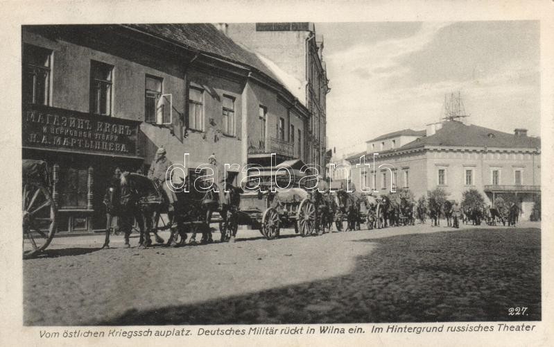 Vilnius, Wilna; deutsches Militär rückt ein / entry of the German troops, Russian theatre and shop in background