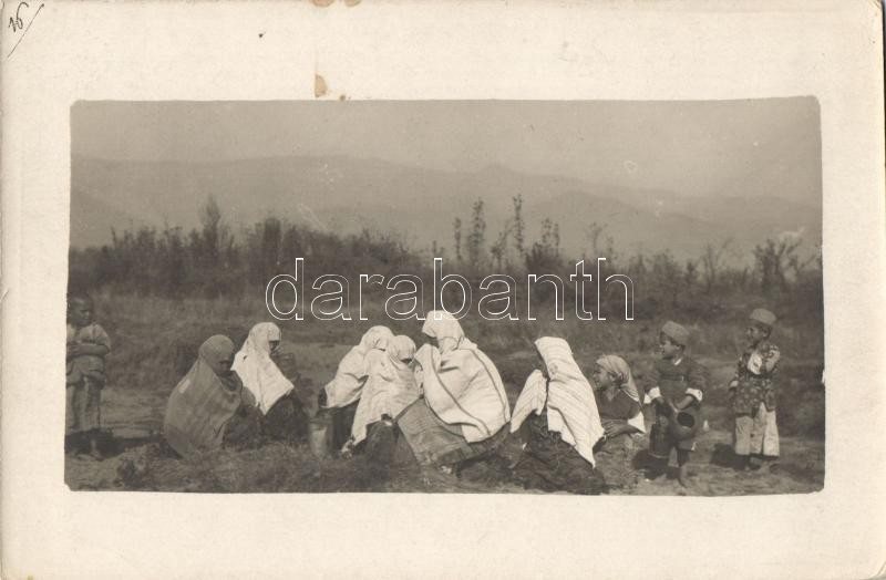 Turkish women, near Monastir, folklore, photo, Török nők és gyerekek Monasztir mellett, folklór, fotó