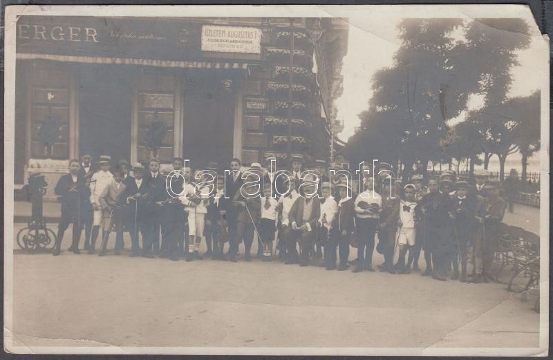 cca 1920 Budapest V. Vigadó tér üzletportál gyermek sokasággal. Nagy fotó 19x12 cm
