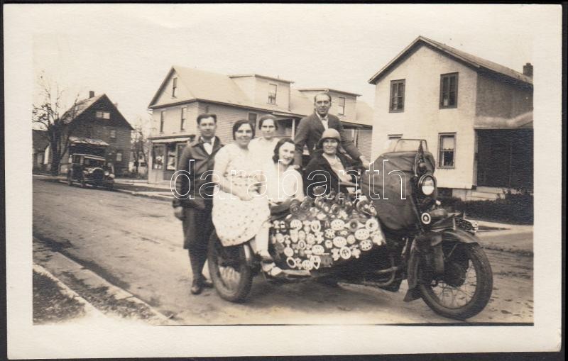 1931 A világutazó Bartha-Sulkowszky páros USA Ithacában feliratozott fotó. /
1931 Photo of the Hungarian world-wanderer Bartha-Sulkowszky couple in Ithaca, USA, 11x8 cm