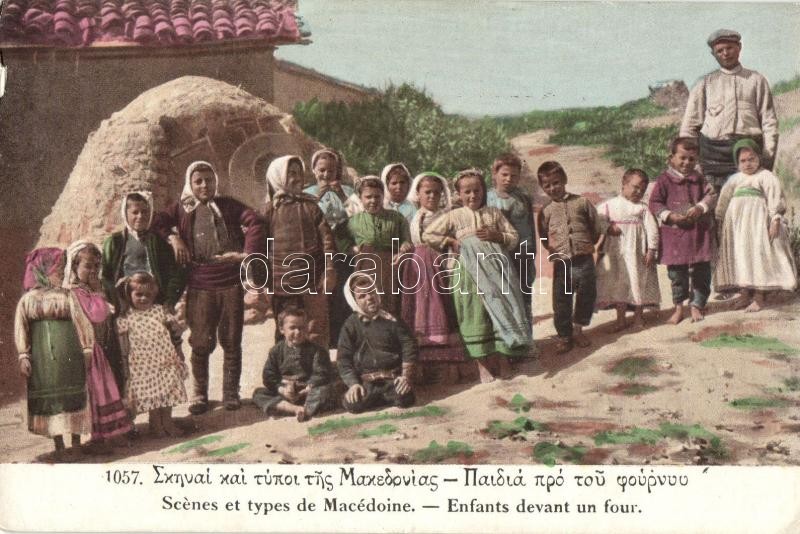 Macedón folklór, gyermekek kemence előtt, Types Macédoine / Macedonian folklore, children in front of furnace