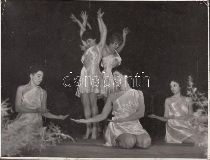 1960 Tiszavölgyi József: Műkedvelő tánccsoport mozgásművészeti bemutatója, pecséttel jelzett vintage fotó, 12x16 cm