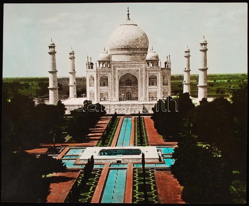 cca 1940 India, Agra, Tádzs Mahal, színezett fekete-fehér fotó, 21x25 cm /
cca  1940 India, Taj Mahal, coloured photo, 21x25 cm