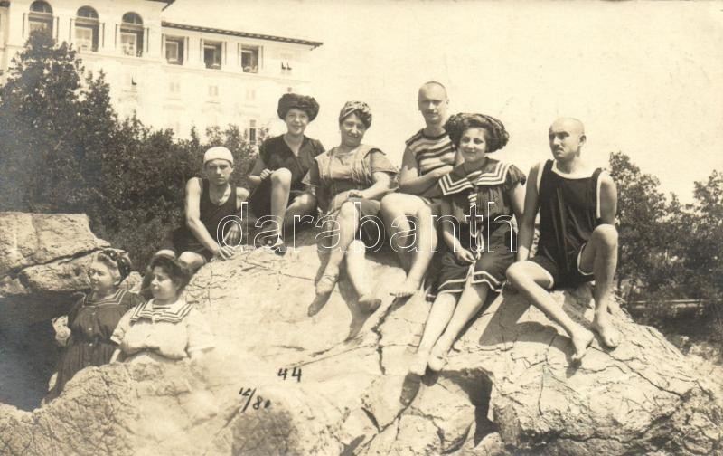 1911 Lovran, Lovrana; vacationers on a rock group photo