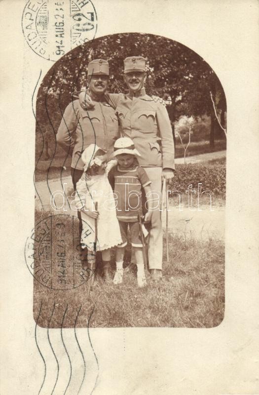 1914 WWI Hungarian soldier friends with their children photo, 1914 első világháborús katona barátok és gyermekeik, fotó