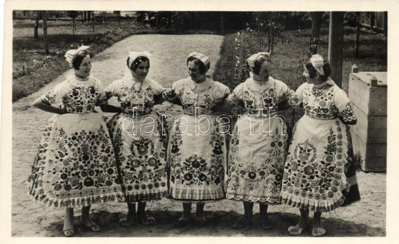 Hungarian folklore, girls from Kalocsa, Kalocsai lányok népviseletben