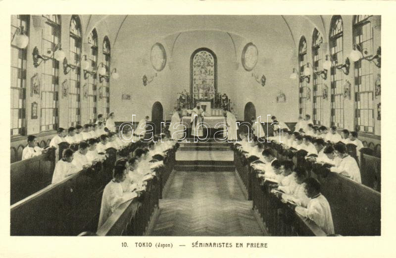 Tokyo, seminarians in prayer