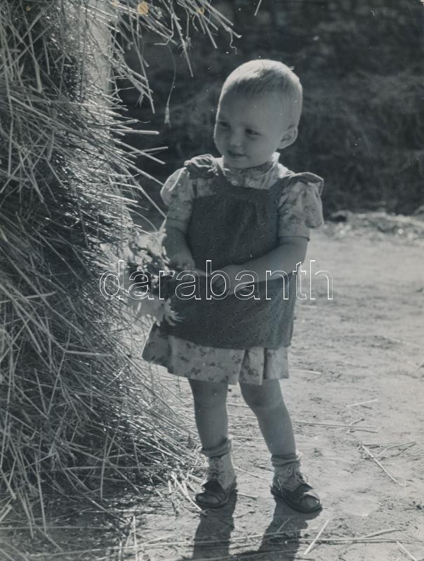 cca 1950 Körmendy Imre: Anyák napján Fotó, jelzés nélkül. Apró, barna folt látható a képen. 17,5x23,5cm