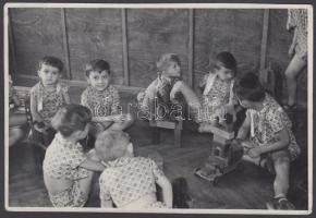 Tiszavölgyi József: Gyermekek fa játékokkal, 2 db pecséttel jelzett fotó, 12x9 és 15x10 cm