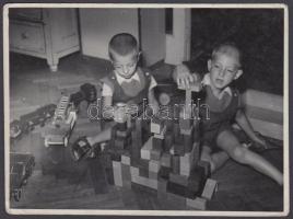 Tiszavölgyi József: Gyermekek fa játékokkal, 2 db pecséttel jelzett fotó, 12x9 és 15x10 cm