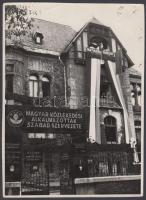 cca 1948-1950 Tiszavölgyi József: A Magyar Közlekedési Alkalmazottak Szabad Szakszervezetének székháza, pecséttel jelzett fotó, 13x17 cm