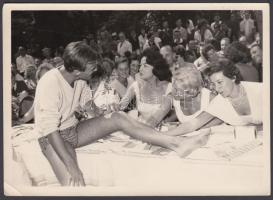 1959 Vidám jelenet a La Baule-i (Franciaország) Ker Causette vendéglőben, hátoldalon feliratozva, 18x13 cm / 1959 La Baule, France, Ker Causette, 18x13 cm