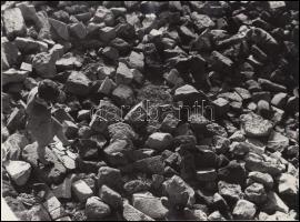 Katkó István: Köveken, hátoldalon feliratozva, 23x17 cm