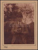 1918 Férfi fényképezőgéppel, kartonra kasírozott fotó, 8x11 cm