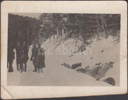 1939 A kárpátaljai Szics-gárda kivégzése, hátoldalon feliratozott fotó, sarka törött, 9x7 cm