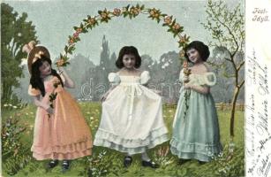 Fest-Idyll / Little girls with flower garland