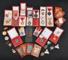 ~40db vegyes szocialista kitüntetés, jelvény, kitűző és sportérem, főleg tokban T:vegyes