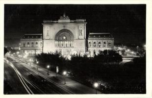 Budapest VII. Keleti pályaudvar, esti kivilágításban