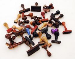 Nagy mennyiségű vegyes méretű és feliratú bélyegző