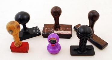 Nagy mennyiségű vegyes méretű és feliratú bélyegző