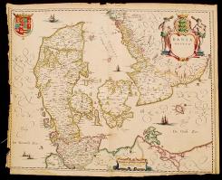 1634 Dania regnum, Willelm Blaeu (1571-1638) térképe Dániáról, a népszerű Theatrum orbis terrarum, sive atlas novus in quo tabulæ et descriptiones omnium regionum (Amsterdam, 1634) c. munkából, hátulján Dánia rövid latin nyelvű történetével, 51×42,5 cm / 1634 Dania regnum, Willelm Blaeus (1571-1638) map of the Kingdom of Denmark, from the popular Theatrum orbis terrarum, sive atlas novus in quo tabulæ et descriptiones omnium regionum (Amsterdam, 1634), with a brief history of Denmark in Latin on the back, 51×42,5 cm