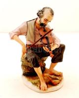 Poema hegedülő férfi, festett bisquit porcelán, jelzett, hibátlan, m:25 cm