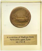 Római Birodalom / Róma / Hadrianus 132-134. Sestertius Br, a Newcastle-i Egyetem plasztik foglalatáb...