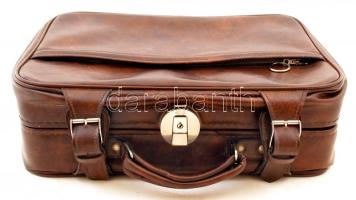 Régi csatos, szíjas úti koffer oldalzsebbel, jó állapotban, 47×37×16 cm