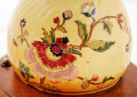 Asztali lámpa, kézzel festett mázas porcelán test, működik, búra jó állapotban, fa talapzaton, m:54 ...