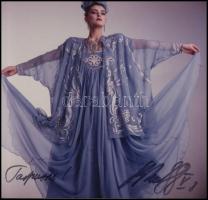 Slava Zajcev(1938-) divattervező által tervezett ruhák fotói és aláírása, 4 db fotó, 13x13 és 18x12 cm