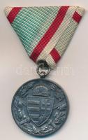 1929. "Magyar Háborús Emlékérem kardokkal, sisakkal" ezüstözött bronz kitüntetés, peremen ...