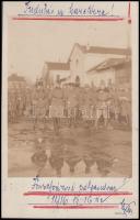 1916 Bp., VIII. kerület, Józsefvárosi pályaudvar, indulás a harctérre, fotólap, hátoldalon feliratozva, 8x13 cm