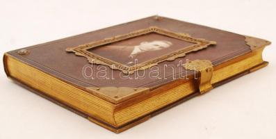 cca 1880 Régi veretes fémcsatos fotóalbum, elején képpel, 104 db hellyel 7x10 cm-es keményhátú képek...