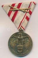 Ausztria 1932. "Háborús Emlékérem 1914-1918" Br kitüntetés mellszalagon kardokkal. Szign.: Grienauer T:2 Austria 1932. "Great War Commemorative Medal 1914-1918" Br medallion on ribbon with swords. Sign: Grienauer C:XF