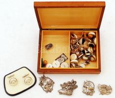 Fa dobozka, benne kitűzőkkel, gombokkal, agancsból, mandzsettagombokkal