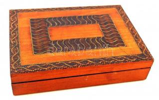 Fa dobozka, benne kitűzőkkel, gombokkal, agancsból, mandzsettagombokkal