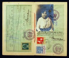 cca 1920, Útlevelek, 8db, törpe artista csoport tagjainak részére érdekes bélyegzőkkel, illetékbélye...