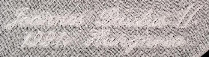 2 darab, II. János Pál pápa 1991. évi magyarországi látogatása alkalmából készült halasi csipke terí...