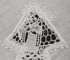 2 darab, II. János Pál pápa 1991. évi magyarországi látogatása alkalmából készült halasi csipke terí...