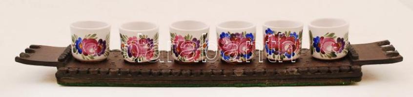 Bőr kupicatartó, hozzá 6 db népi mintás kerámia kupica, hibátlanok