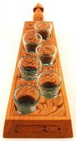 Faragott fa kupicatartó, 6 db üveg kupicával