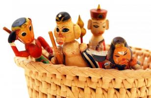 4 db festett fa játék figura, kosárkában, m:11 db
