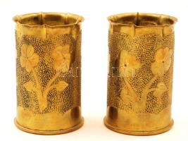 2 db ágyútöltényből készült virágmintás váza, m: 13 cm, d: 8,5 cm