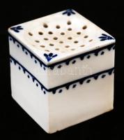 Antik porzó, máz alatti festéssel, hajszál repedéssel, jelzés nélkül, 6×6×6 cm